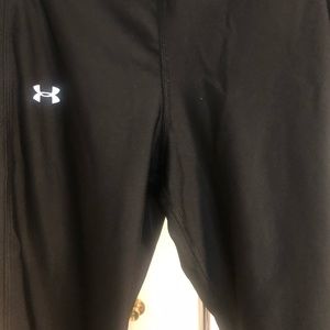 Black Gently worn Under Armour 3/4 Crop Pants